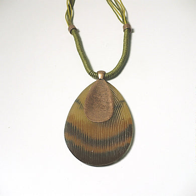Shell Pendant Necklace and Earrings Set.